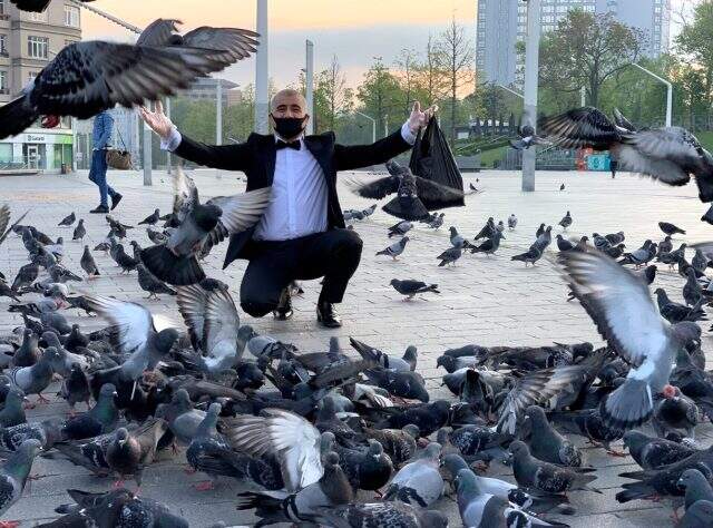 Sanatçı Aydın Aydıni Taksim'de su israfına dikkat çekmek için leğende yıkandı Sanatçı Aydın Aydıni Taksim'de su israfına dikkat çekmek için leğende yıkandı