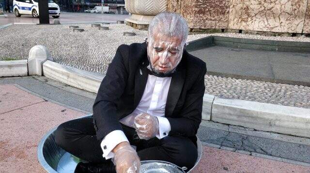 Sanatçı Aydın Aydıni Taksim'de su israfına dikkat çekmek için leğende yıkandı Sanatçı Aydın Aydıni Taksim'de su israfına dikkat çekmek için leğende yıkandı