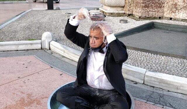 Sanatçı Aydın Aydıni Taksim'de su israfına dikkat çekmek için leğende yıkandı Sanatçı Aydın Aydıni Taksim'de su israfına dikkat çekmek için leğende yıkandı