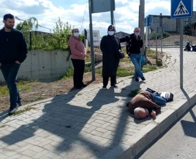 Yola bir anda yüzüstü düştü, herkes şoke oldu: Yardımına Astsubay koştu Yola bir anda yüzüstü düştü, herkes şoke oldu: Yardımına Astsubay koştu