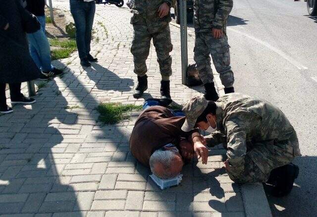 Yola bir anda yüzüstü düştü, herkes şoke oldu: Yardımına Astsubay koştu Yola bir anda yüzüstü düştü, herkes şoke oldu: Yardımına Astsubay koştu