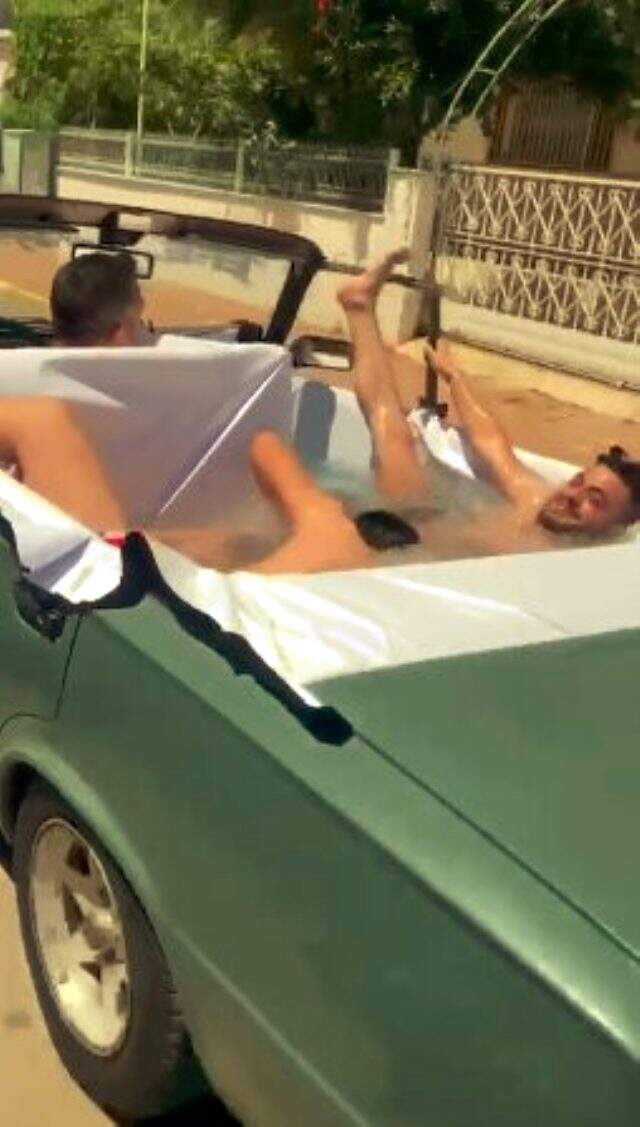 Deniz girmenin yasak olduğu Antalya'da gençler, üstü açık otomobili havuza çevirdi Deniz girmenin yasak olduğu Antalya'da gençler, üstü açık otomobili havuza çevirdi