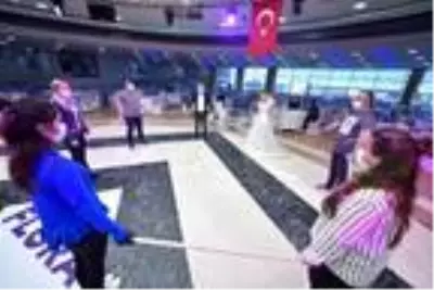 Korona sonrası düğünler nasıl olacak? Düğünlerde sosyal mesafe çubuğuyla halay önerisi