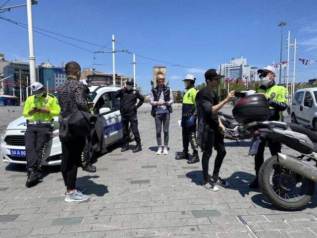 Taksim'de 'Bana ceza işlemez ama siz yine de yazın' şahıs ters kelepçeyle karakola götürüldü Taksim'de 'Bana ceza işlemez ama siz yine de yazın' şahıs ters kelepçeyle karakola götürüldü
