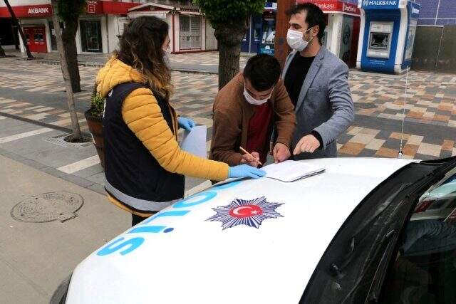 Yasağa uymayarak ekmek almak için dışarı çıkınca 400 lira ceza yedi Yasağa uymayarak ekmek almak için dışarı çıkınca 400 lira ceza yedi