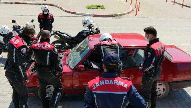 Bursa'da sokağa çıkma yasağını ihlal eden kişi aracını yakmaya çalıştı Bursa'da sokağa çıkma yasağını ihlal eden kişi aracını yakmaya çalıştı