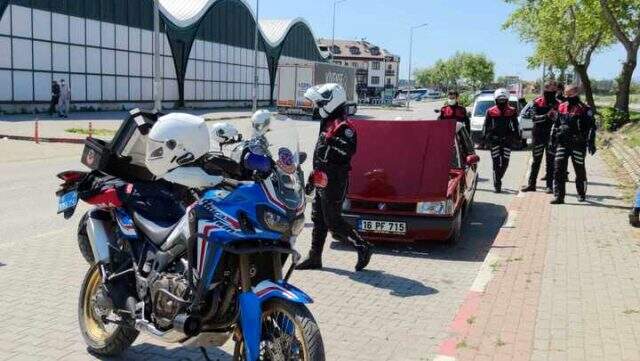 Bursa'da sokağa çıkma yasağını ihlal eden kişi aracını yakmaya çalıştı Bursa'da sokağa çıkma yasağını ihlal eden kişi aracını yakmaya çalıştı