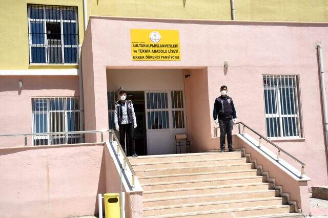 Şanlıurfa'da maske üretimi yapan fabrikada bir çalışanda koronavirüs çıktı Şanlıurfa'da maske üretimi yapan fabrikada bir çalışanda koronavirüs çıktı