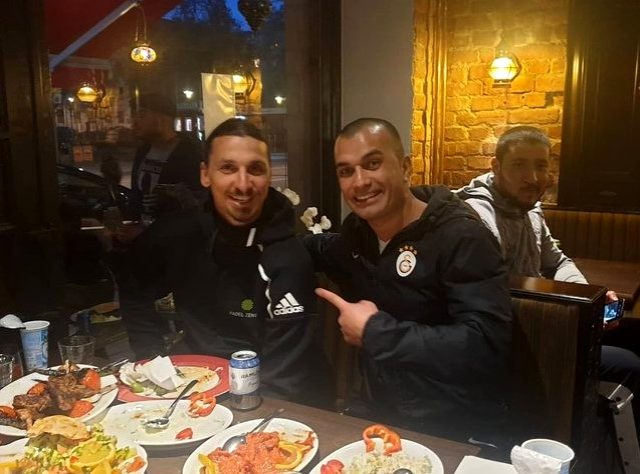 Türk restoranında arkadaşlarıyla iftarda bir araya gelen İbrahimovic, Adana kebabının tadına baktı