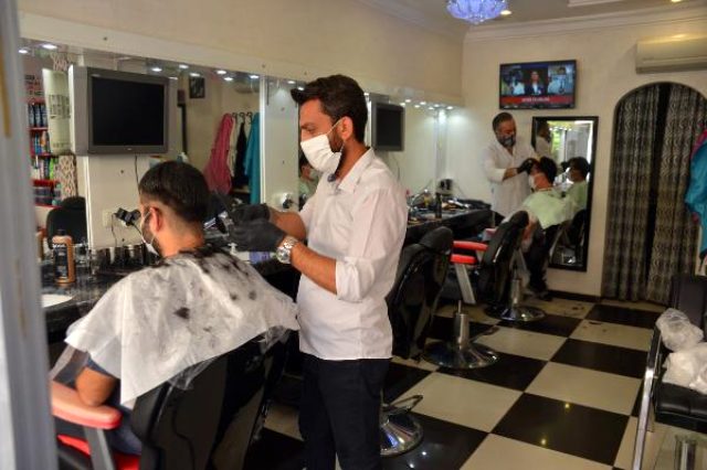 Adana'da berbere giden 16 yaşındaki çocuk, 20 yaşının altında olduğu için tıraş olamadı