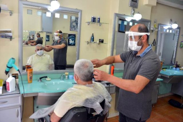 Adana'da berbere giden 16 yaşındaki çocuk, 20 yaşının altında olduğu için tıraş olamadı