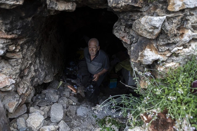 15 yıldır mağarada yaşayan yaşlı adam, hayat felsefesiyle hem duygulandırdı hem ders verdi