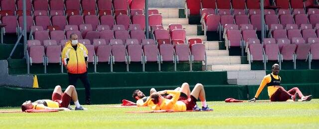 Koronavirüsü atlatan Fatih Terim, takımının başında antrenmana çıktı Koronavirüsü atlatan Fatih Terim, takımının başında antrenmana çıktı