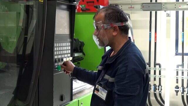 Sinop'ta yüzün tamamını koruyan maske üretildi Sinop'ta yüzün tamamını koruyan maske üretildi