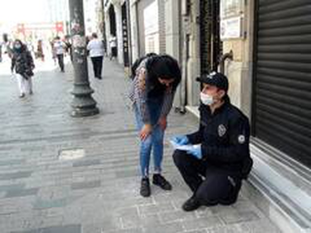 Sosyal mesafeyi hiçe sayan turistler Taksim'de polise saldırdı