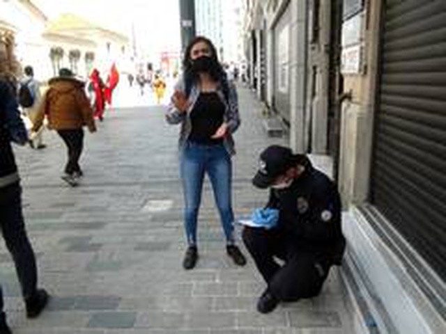 Sosyal mesafeyi hiçe sayan turistler Taksim'de polise saldırdı