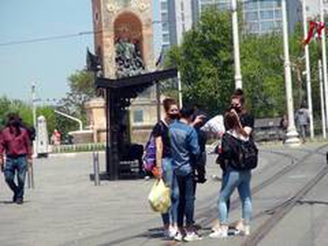 Sosyal mesafeyi hiçe sayan turistler Taksim'de polise saldırdı