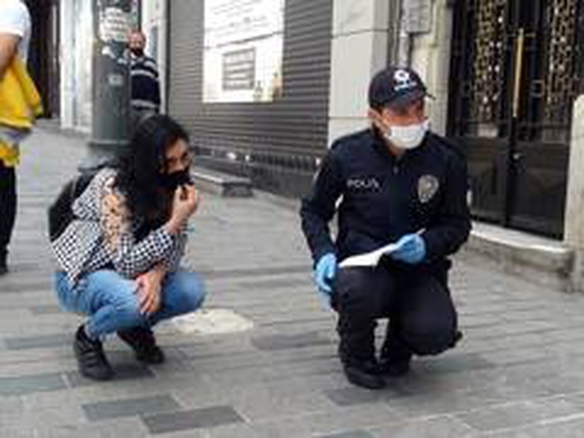 Sosyal mesafeyi hiçe sayan turistler Taksim'de polise saldırdı