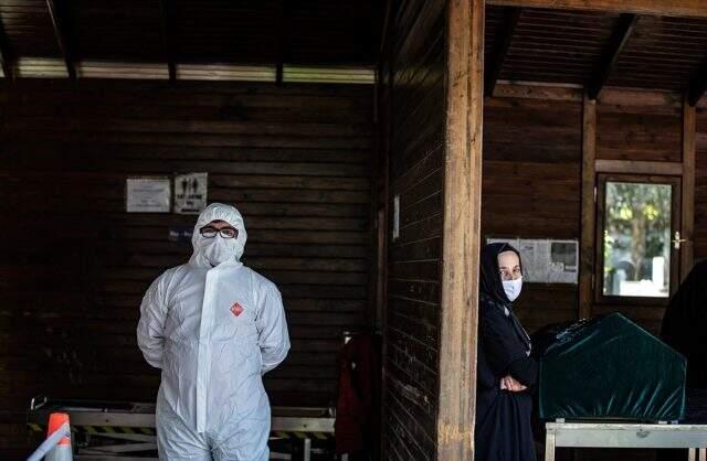 İlk kez görüntülendi! Koronavirüsten ölenler böyle defnediliyor