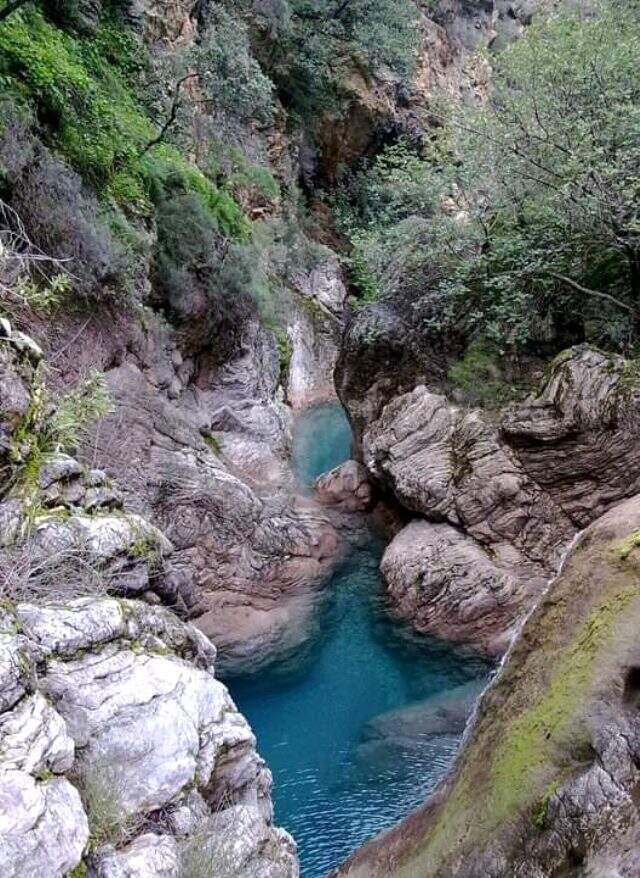 Marmaris İçmeler'deki kanyondaki doğa tahribatını ilçenin gençleri temizlemeye çalıştı