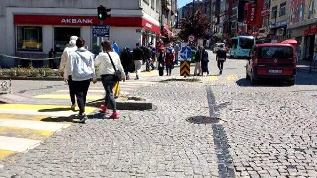 Rize'de cadde ve sokaklardaki hareketlilik arttı! Valilik uyarı afişleri astı Rize'de cadde ve sokaklardaki hareketlilik arttı! Valilik uyarı afişleri astı