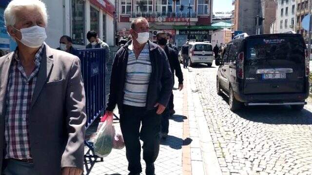 Rize'de cadde ve sokaklardaki hareketlilik arttı! Valilik uyarı afişleri astı Rize'de cadde ve sokaklardaki hareketlilik arttı! Valilik uyarı afişleri astı