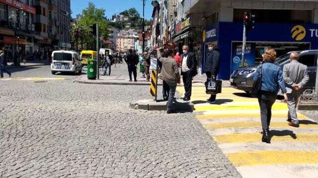 Rize'de cadde ve sokaklardaki hareketlilik arttı! Valilik uyarı afişleri astı Rize'de cadde ve sokaklardaki hareketlilik arttı! Valilik uyarı afişleri astı