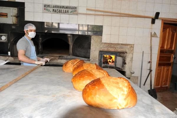 Koronavirüs nedeniyle evlerinden çıkamayanların tercihi 1 ay bayatlamayan Trabzon ekmeği oldu