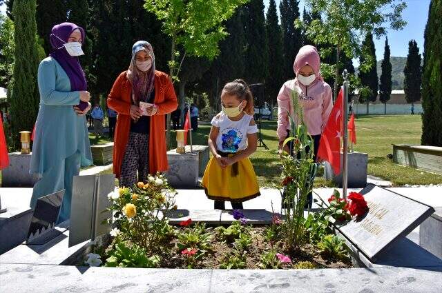 4 saatlik iznin en buruk karesi! Şehit madencilerin çocukları babalarına koştu