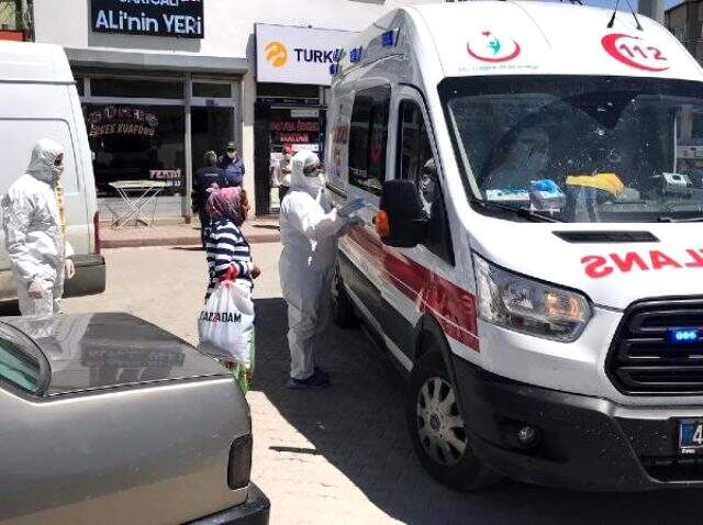 Esnafın fark ettiği koronavirüs şüpheli kadın, hastaneye gitmemek için direndi Esnafın fark ettiği koronavirüs şüpheli kadın, hastaneye gitmemek için direndi