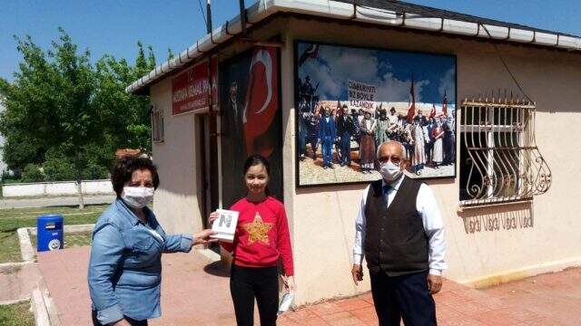 Keşan Belediye Başkanı, çocuklara maske ve 'Nutuk' kitabı dağıttı Keşan Belediye Başkanı, çocuklara maske ve 'Nutuk' kitabı dağıttı