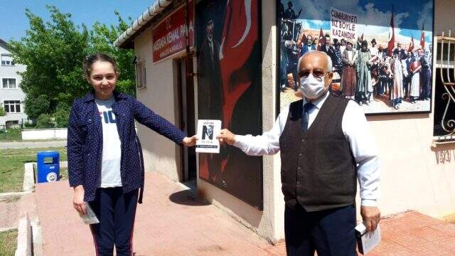 Keşan Belediye Başkanı, çocuklara maske ve 'Nutuk' kitabı dağıttı Keşan Belediye Başkanı, çocuklara maske ve 'Nutuk' kitabı dağıttı
