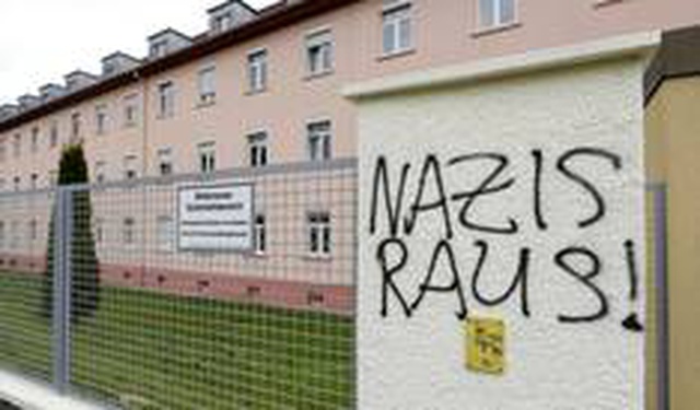 Almanya'da ordu ile aşırı sağ bağlantısını soruşturan polisler özel kuvvetler askerinin evinde...