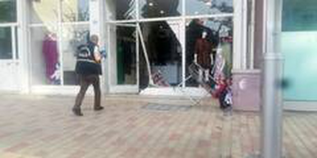 Samsun'da bir şahıs, boşanma davası açan eşinin iş yerine kamyonetle daldı