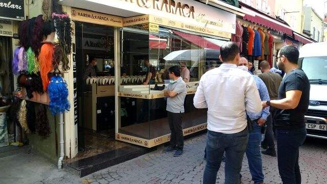 İzmir'de silahla kuyumcu soyan hırsız, 300 gram altınla kaçtı