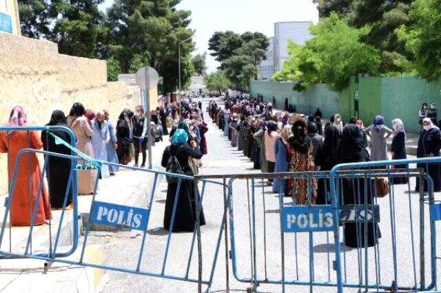 Şanlıurfa Valisi: PTT'deki yoğunluğun önüne geçemiyoruz Şanlıurfa Valisi: PTT'deki yoğunluğun önüne geçemiyoruz