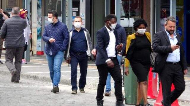 Trabzon'da havaların ısınmasıyla cadde ve sokaklar doldu, sosyal mesafe kuralı unutuldu
