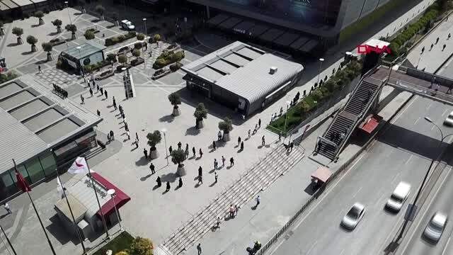 4 saatlik izinle sokağa çıkan 15-20 yaş grubu gençler İstiklal caddesinde yoğunluk oluşturdu 4 saatlik izinle sokağa çıkan 15-20 yaş grubu gençler İstiklal caddesinde yoğunluk oluşturdu