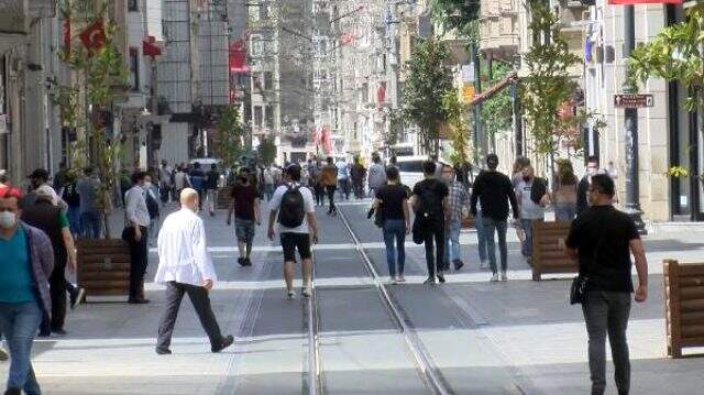 4 saatlik izinle sokağa çıkan 15-20 yaş grubu gençler İstiklal caddesinde yoğunluk oluşturdu 4 saatlik izinle sokağa çıkan 15-20 yaş grubu gençler İstiklal caddesinde yoğunluk oluşturdu