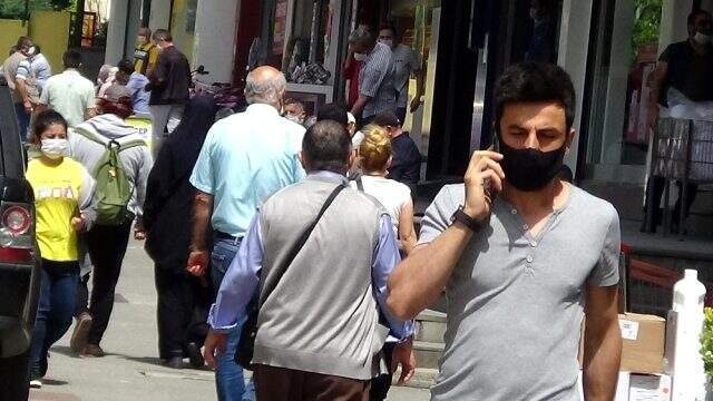 İstanbul'da görüntü değişmedi: Bu kez Sancaktepe'de sosyal mesafe hiçe sayıldı İstanbul'da görüntü değişmedi: Bu kez Sancaktepe'de sosyal mesafe hiçe sayıldı