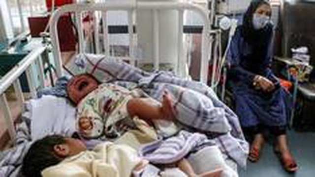 Saldırıda yetim kalan bebekleri emziren Afgan kadın, görenlere duygu dolu anlar yaşattı