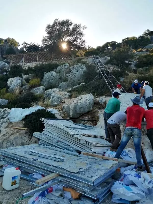 Doğal sit alanına raylı sistem döşeyerek malzeme taşıyıp kaçak villa diktiler