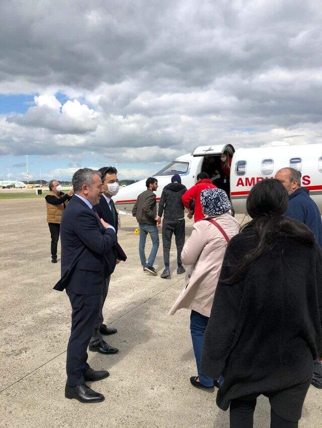 Lösemi hastası Türk vatandaşı, tedavi için ambulans uçakla Hollanda'dan Türkiye'ye getirildi Lösemi hastası Türk vatandaşı, tedavi için ambulans uçakla Hollanda'dan Türkiye'ye getirildi