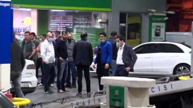 Seyit halindeyken lastiği patlayan otomobil, akaryakıt istasyonunun marketine girdi Seyit halindeyken lastiği patlayan otomobil, akaryakıt istasyonunun marketine girdi