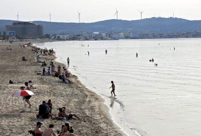 Sokağa çıkma yasağı öncesinde Çeşme'de vatandaşlar plaja akın etti Sokağa çıkma yasağı öncesinde Çeşme'de vatandaşlar plaja akın etti