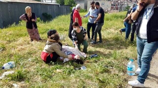 Avcılar'da bir kişi sokak ortasında karısını çeşitli yerlerinden bıçakladı