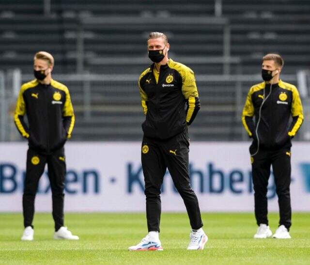 Dortmund - Schalke maçında yedek kulübesinde sosyal mesafe uygulandı Dortmund - Schalke maçında yedek kulübesinde sosyal mesafe uygulandı