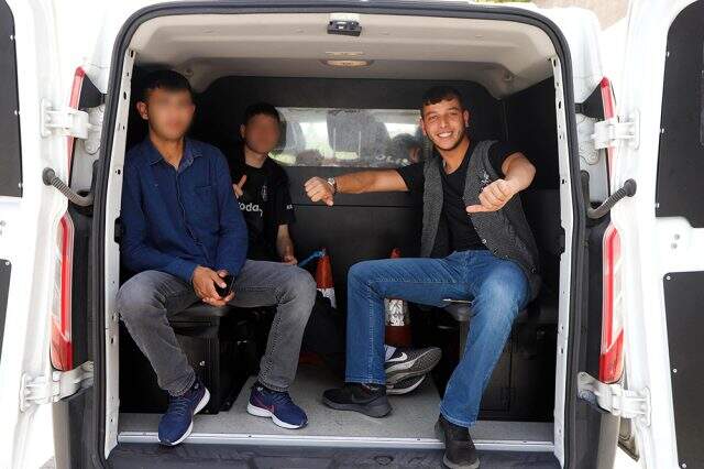 11 bin lira ceza uygulanan ehliyetsiz sürücü ve arkadaşları selfie yaptı 11 bin lira ceza uygulanan ehliyetsiz sürücü ve arkadaşları selfie yaptı