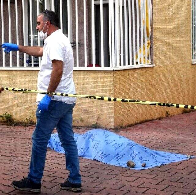 Annesi intihar eden kız gözyaşlarına boğuldu: Sen ölemezsin