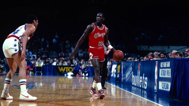 Michael Jordan'ın NBA'deki ilk sezonunda giydiği ayakkabılar açık artırmada 560 bin dolara satıldı